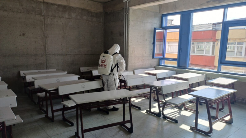 Fatih'te Yeni Eğitim Yılı Öncesi Okullarda İlaçlama ve Dezenfeksiyon Çalışmaları Başladı