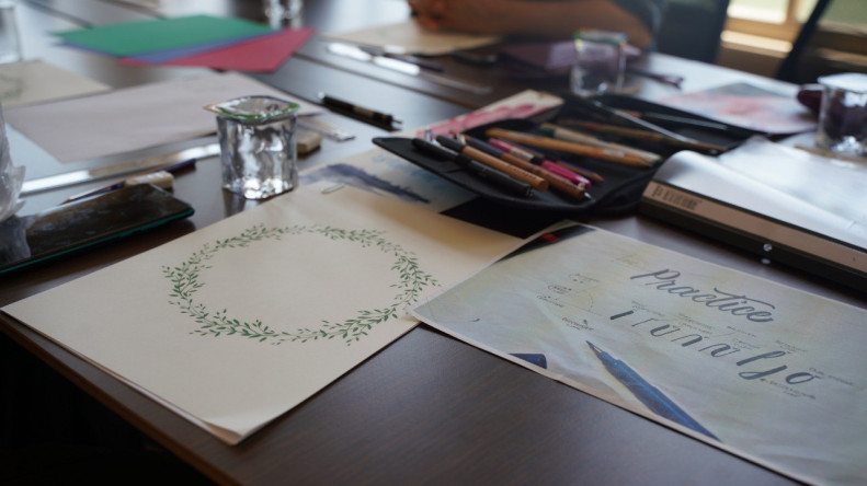 Kalemin Zarafeti Bâlâ Külliyesi Muvakkithânesi'nde Hayat Buluyor: Miras Fatih'ten Modern Hat Sanatı Dersleri