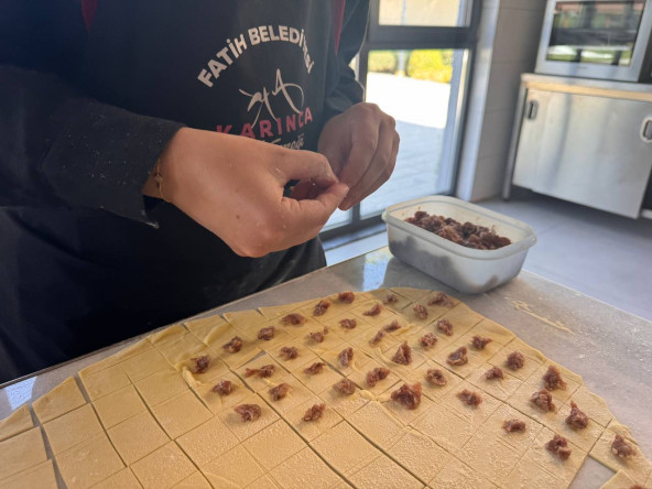 Silivrikapı'da Geleneksel Tatlar: KARINCA El Emeği Eğitim Birimimiz ile Mantı Yapımı