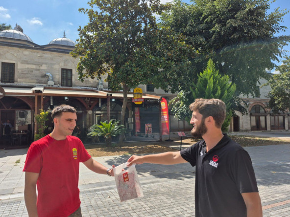 Cuma Namazı Sonrası Halkla İlişkiler Ofisimizden Fatih Esnafına Ziyaret ve Hediye Takdimi