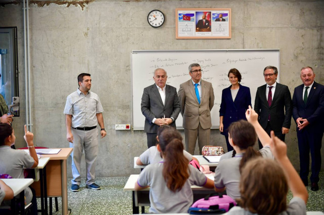 Başkan Turan, Depreme Dayanıklı ve Modern Donanımlı Yavuz Selim Ortaokulu ve İmam Hatip Ortaokulumuzun Açılışını Gerçekleştirdi