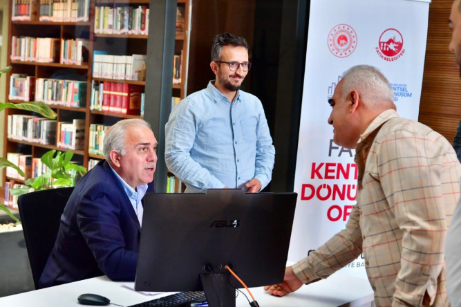 Başkan Turan, Hizmete Devam Eden Kentsel Dönüşüm Ofisimizi Ziyaret Ederek Vatandaşlarımızla Buluştu