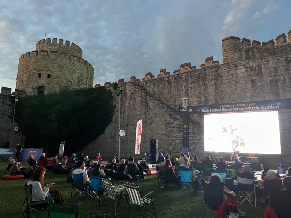 Tarihin Kalbinde Bir Yaz Geleneği: Efsaneleriyle Ünlü Yedikule Hisarı'nda Akustik Akşamlar Devam Ediyor