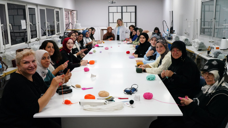 Vatandaşlarımız, KARINCA El Emeği Eğitim Birimi'nin Yavuz Selim'deki Amigurumi Atölyesi'nde Buluşuyor