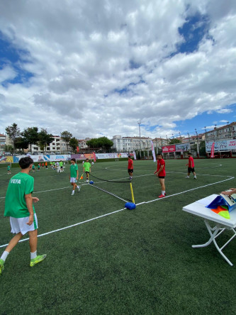 Genç Sporcularımız 5. Ayak Tenisi Turnuvası'nda Mimar Sinan Stadı'nda Buluştu, Dostluk ve Rekabet Kupa ile Madalyalarla Taçlandı