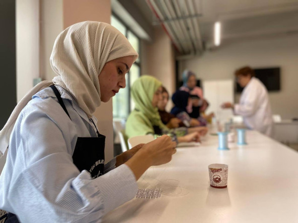 KARINCA El Emeği Eğitim Birimi'nden Keyif Dolu Atölye: Boncukların Zarafeti Fındıkzade'de Buluştu