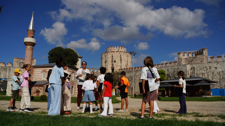”Burası Önceden Neymiş?" Etkinliği ile Miniklerimiz, Yedikule Hisarı'nın Geçmişine Yolculuk Ediyor