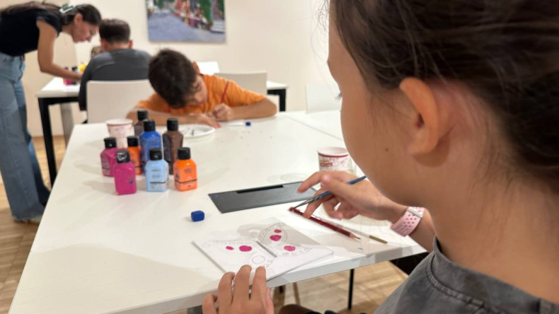 Kusama'nın İzinde, Rengârenk Bir Evren: Kadırga Sanat Galerileri'nde Çocuklarımızla “Benekli Evren” Buluşması