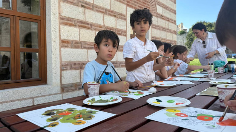 Tarihî Yedikule Hisarı'nda Van Gogh'un Ayçiçekleri Çocuklarımızın Yorumlarıyla Canlandı