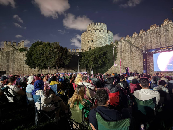 Açık Havada Tarihle Buluşma: Yedikule Hisarı'nda Sinema Akşamları Tarihî Ezgiler ve Hikâyelerle Devam Ediyor