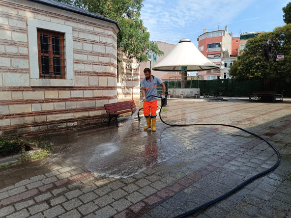 Fatih'te İbadethane Çevrelerinde 7/24 Temizlik ve Hijyen Seferberliği