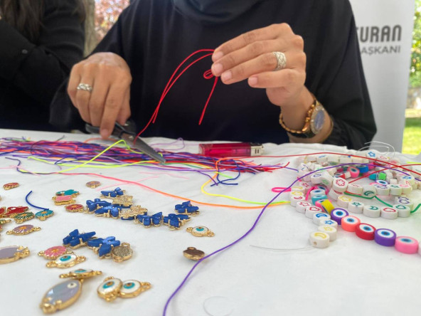 Üniversiteli Gençlerimizle Bezmialem Oryantasyonunda Buluştuk: KARINCA El Emeği Eğitim Birimimizden Bileklik ve Yaka İğnesi Çalışmaları