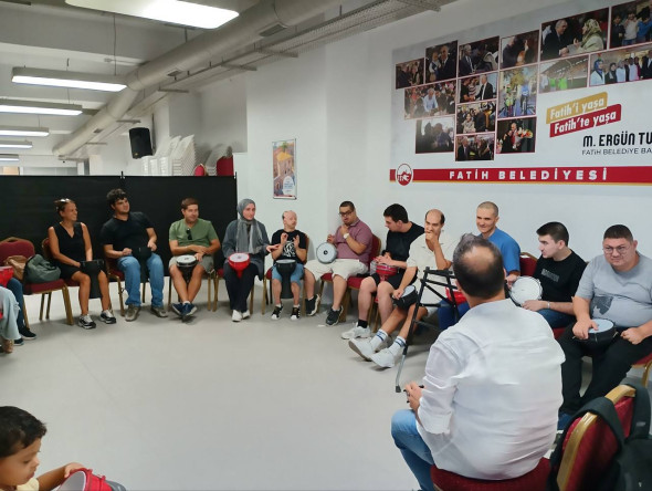 Özel Gereksinimli Vatandaşlarımıza Ritimle Gelişim: KARINCA El Emeği Eğitim Birimi ve Sosyal İşler Birimi İş Birliğiyle Darbuka Eğitimi