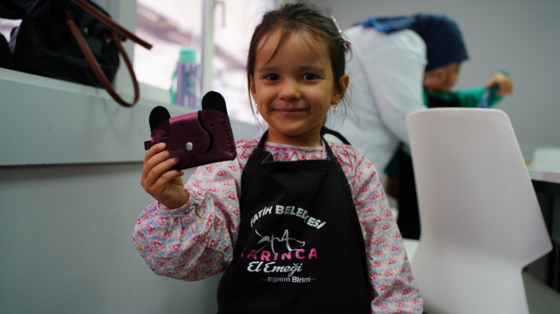 KARINCA El Emeği Eğitim Birimimiz ile Yavuz Selim'de Deri Anahtarlık Üretimi: Anne ve Çocuklarımız Okul Çantalarını Süsledi