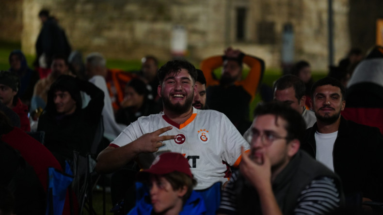 Galatasaray'ın Şampiyonlar Ligi Heyecanı Tarihî Yedikule Hisarı'nda Hemşehrilerimizle Birlikte Dev Ekranda Paylaşıldı