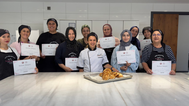 Vatandaşlarımız, KARINCA El Emeği Eğitim Birimi'nin Silivrikapı'daki Paskalya Çöreği Atölyesi'nde Bir Araya Geliyor