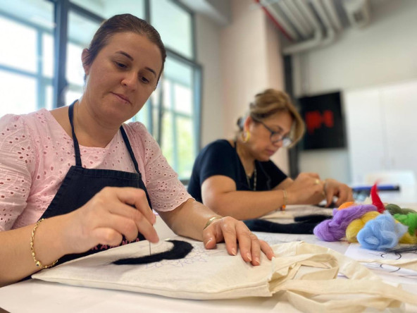 KARINCA El Emeği Eğitim Birimimiz ile Yün Keçeyi Sanata Dönüştüren Buluşma: Fındıkzade'de Keçe Çanta Atölyesi