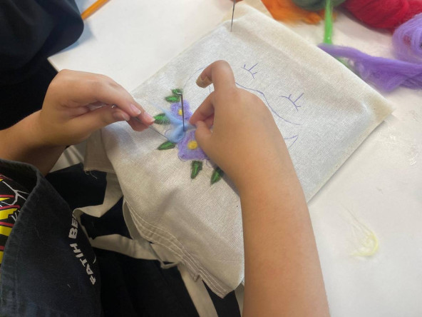 KARINCA El Emeği Eğitim Birimimiz ile Yün Keçeyi Sanata Dönüştüren Buluşma: Fındıkzade'de Keçe Çanta Atölyesi