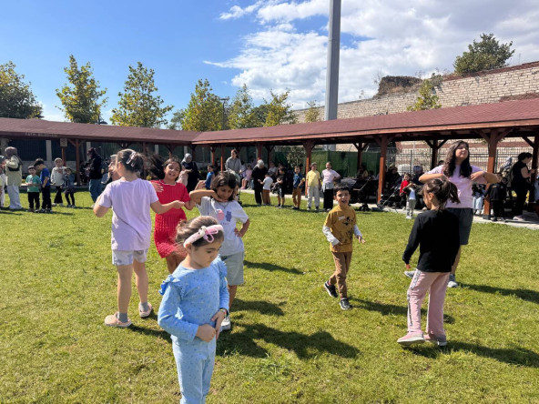 KARINCA El Emeği Eğitim Birimi'nden Silivrikapı'da Çocuklarımız İçin Tatlı Elmalarla Keyifli Bir Atölye