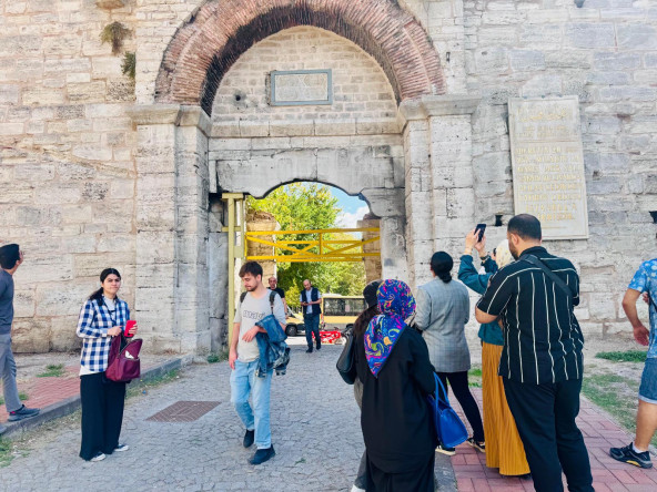 Gençlerimiz, “Fatih'in Kapıları Gezisi”nde İstanbul'un Hafızasında Bir Yolculuğa Çıktı