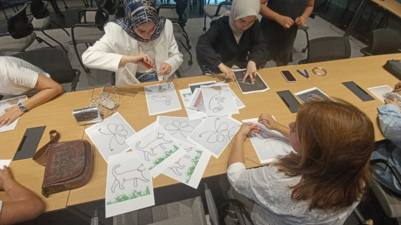 Neslişah Sultan Fikir Atölyesi'nde Tel Malzeme Üzerinden Üç Boyutlu Sanat Eğitimi: Vatandaşlarımız Hayal Güçlerini Heykel Formunda İfade Etti