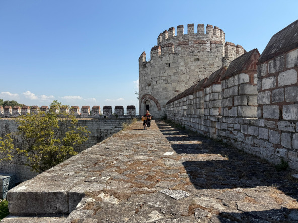 Efsaneleriyle Ünlü Yedikule Hisarı'ndan Ezgiler Yükseliyor, Hikâyeler Melodilerle Buluşuyor: “7 Kule 7 Nota”nın Yeni Bölümü Yayında