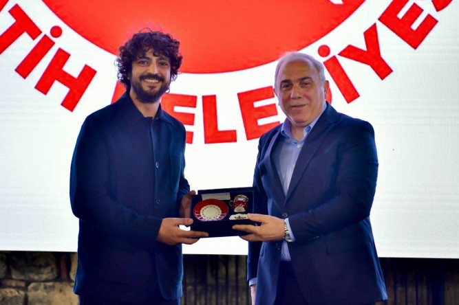 Başkan Turan ve Başrol Oyuncusu Taner Ölmez, “Hayatla Barış” Filmi Gösteriminde Sinemaseverlerle Tarihî Yedikule Hisarı'nda Buluştu