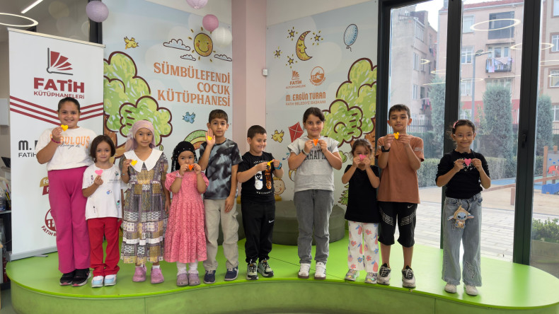 Miniklerimiz Sümbül Efendi Çocuk Kütüphanesi'nde “Yapışkan Desenler” ile Hayal Dünyalarını Renkli Stickerlara Dönüştürdü
