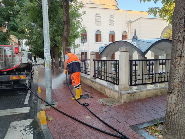 Fatih'te İbadethane Çevrelerinde 7/24 Temizlik ve Hijyen Seferberliği