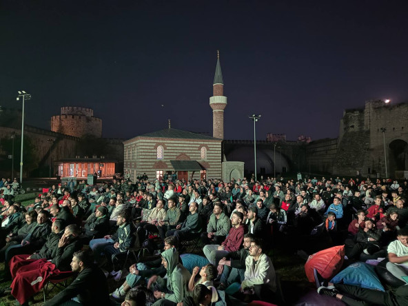 Efsaneleriyle Ünlü Yedikule Hisarı'nda Futbol Heyecanı: Binlerce Vatandaşımız, Galatasaray'ın Liverpool Zaferini Dev Ekranda İzledi