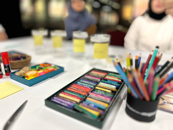 “Tek ve Çok” Cemal Toy Atölyesi Sergisi'nde, Duygu Kavanozları ve Hikâye Ağacı Etkinliği ile Ortak Bellek İnşa Ediyor