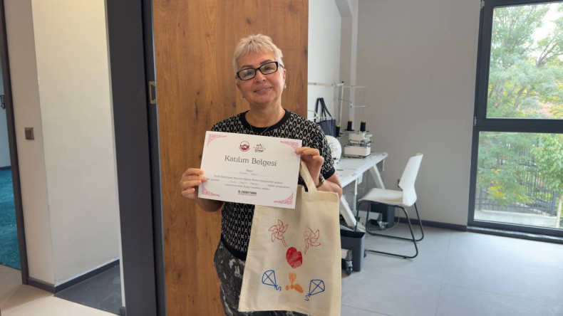 Silivrikapı KARINCA El Emeği Eğitim Birimimizde Bez Çantalar Üzerine Baskı ve Boyama: Geleneksel El Sanatlarının Estetikle Buluştuğu Nokta