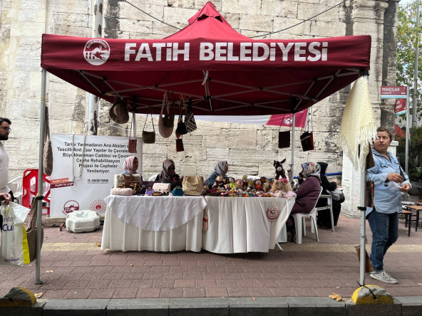 KARINCA El Emeği Eğitim Birimi Kursiyerlerimiz, El İşlerini Çarşamba Pazarı'nda Ziyaretçilerin Beğenisine Sunuyor