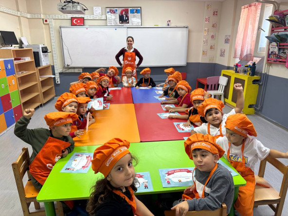 Mehmet Akif Ortaokulu Anaokulu'nda Minik Şeflerimizle Keyifli ve Eğitici Bir Mutfak Buluşması