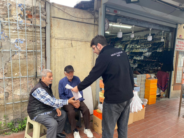 Cuma Namazı Sonrası Halkla İlişkiler Ofisimizden Fatih Esnafına Ziyaret ve Hediye Takdimi