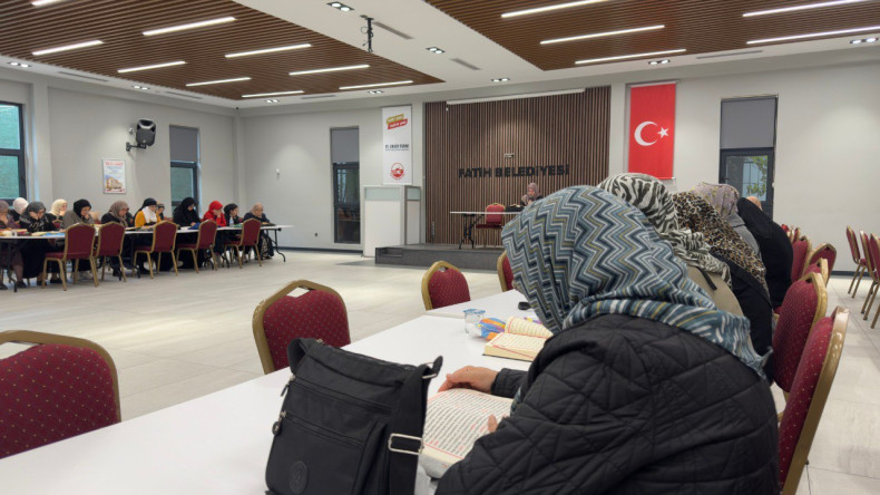 Fatih'te Cuma Sohbetleriyle Manevi Buluşmalar: Halkla İlişkiler Ofisimiz Kadınlara Yönelik Programlarını Sürdürüyor