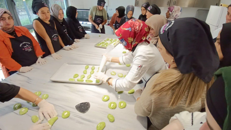 KARINCA El Emeği Eğitim Birimimiz ile Silivrikapı'da Labneli Poğaça Eğitimi: Geleneksel Tatlara Yenilikçi Dokunuşlar