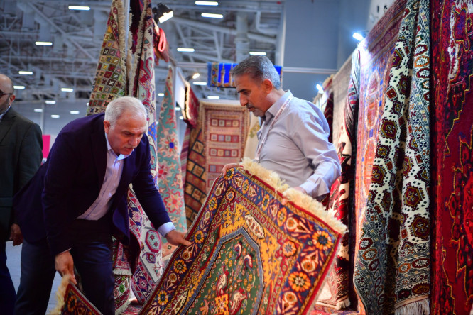 Başkan Turan, CRAFTİSTANBUL Fuarı'nda KARINCA El Emeği Eğitim Birimimizin Emek ve Sanat Ürünlerini İnceledi