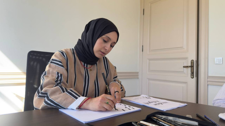 Kalemin Zarafeti Bâlâ Külliyesi Muvakkithânesi'nde Hayat Buluyor: Miras Fatih'ten Modern Hat Sanatı Dersleri