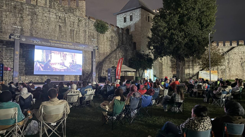 Açık Havada Tarihle Buluşma: Yedikule Hisarı'nda Sinema Akşamları Tarihî Ezgiler ve Hikâyelerle Devam Ediyor