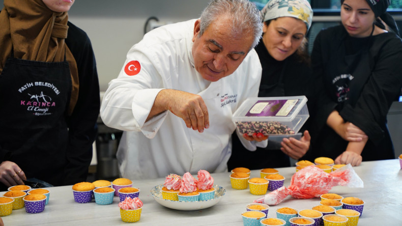 GastroSanat'ta Lezzet Yolculuğu: KARINCA El Emeği Eğitim Birimi'nde Cupcake Atölyesi