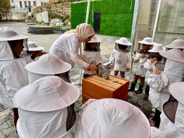 Ayvansaray Bahçe'de Anneler ve Çocuklarımızla Doğaya Yolculuk: “Arıcılık Atölyesi”