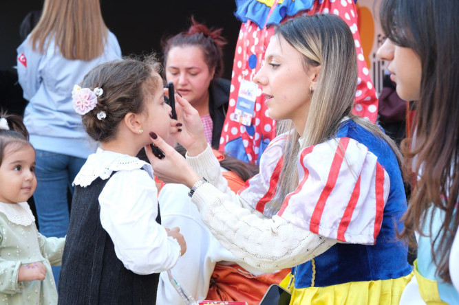 İlk Gününde Büyük Katılım Sağlayan AileFest, Tarihî Yedikule Hisarı'nda Kültür, Sanat ve Eğlenceyi Ailelerimizle Buluşturmayı Sürdürüyor