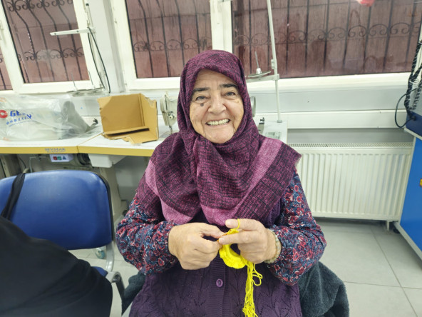 KARINCA El Emeği Eğitim Birimimizden Fındıkzade'de Keyifli Bir Buluşma: Örgü Saç Tokası Atölyesi