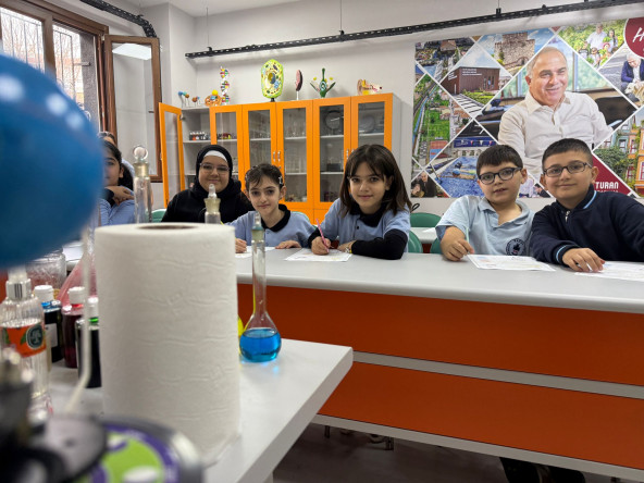Fatih Belediyesi Bilgi Evleri: Öğrencilerimiz Fen Deney Atölyesi'nde Bilimin Keyifli Dünyasıyla Buluşuyor
