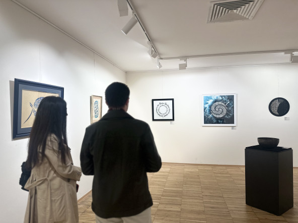 Ayna'da Yansımanın İzi: Berrin Yapar Ünal'ın Hat Sanatı Sergisi Kadırga Sanat Galerileri'nde