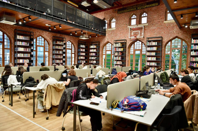 Başkan Turan, Fatih Sultan Mehmet Spor ve Kültür Merkezi ile Darüşşafaka Kütüphanesi'nde Gençlerimizle Buluştu