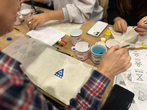 Köklerden Kumaşa: Fatih Sanat Akademisi'nde Anadolu Motiflerinin İzinde Bir Atölye