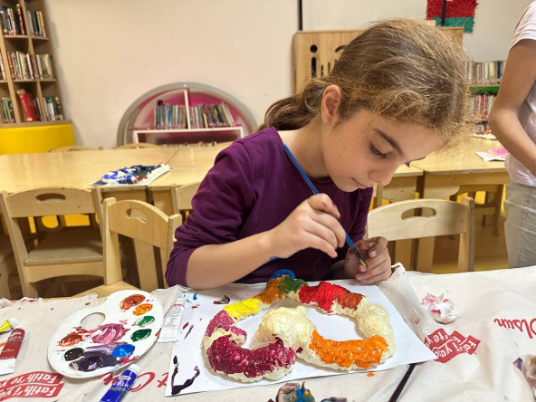 Köpükten Sanata Yolculuk: Kariye Çocuk Kütüphanemizde Minik Eller, Büyük Hayaller