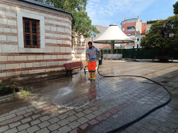 Fatih'te İbadethane Çevrelerinde 7/24 Temizlik ve Hijyen Seferberliği